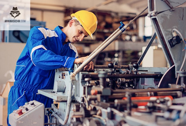 Engineering là việc ứng dụng các nguyên tắc khoa học và toán học để thiết kế, xây dựng
